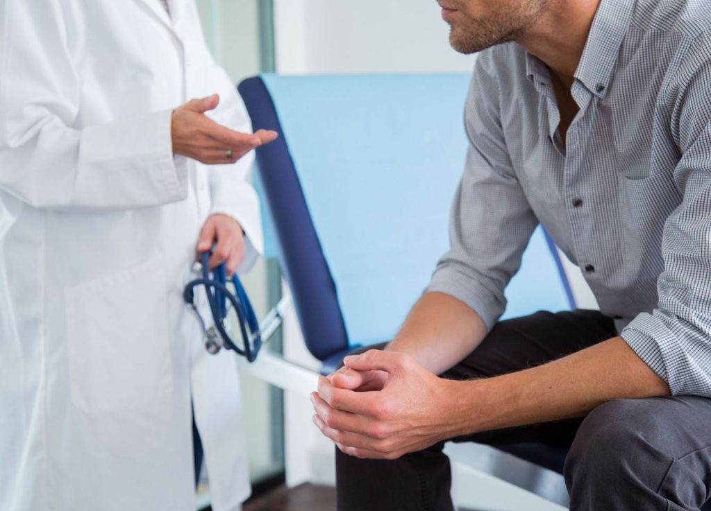 Persona descansando con los pies elevados al terminar la jornada laboral